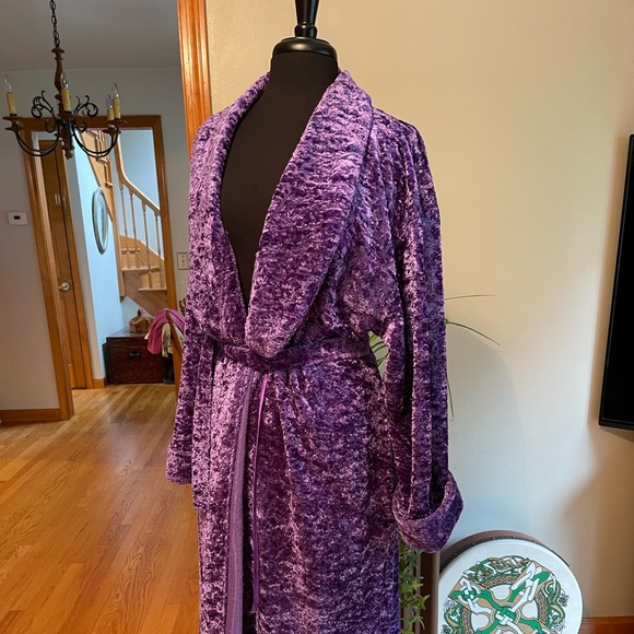 Delicate gorgeous purple crushed velvet look poly. Large - Picture 1 of 15